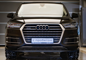 Подержанный автомобиль Audi Q7 2015 года (2 фото)