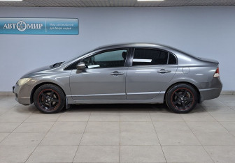 Подержанный автомобиль Honda Civic Sedan 2010 года (8 фото)