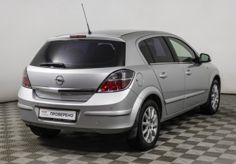 Подержанный автомобиль Opel Astra Sedan 2013 года (5 фото)
