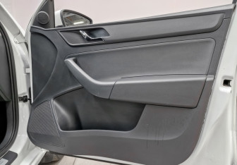 Подержанный автомобиль Skoda Rapid Liftback 2015 года (24 фото)