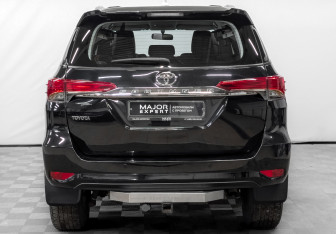 Подержанный автомобиль Toyota Fortuner 2019 года (6 фото)