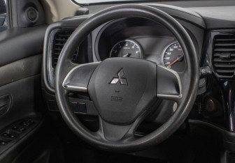 Подержанный автомобиль Mitsubishi Outlander 2017 года (15 фото)