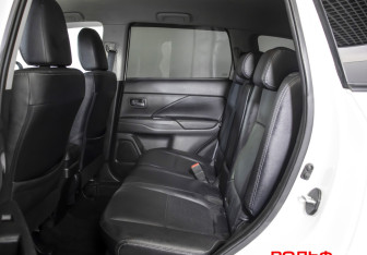Подержанный автомобиль Mitsubishi Outlander 2014 года (10 фото)
