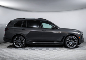Подержанный автомобиль BMW X7 2022 года (4 фото)