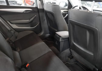 Подержанный автомобиль BMW X1 2014 года (12 фото)