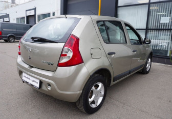 Подержанный автомобиль Renault Sandero 2010 года (5 фото)