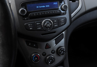 Подержанный автомобиль Chevrolet Aveo Hatchback 2012 года (11 фото)