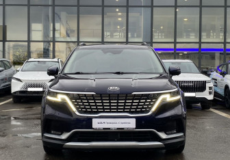 Подержанный автомобиль Kia Carnival 2021 года (2 фото)