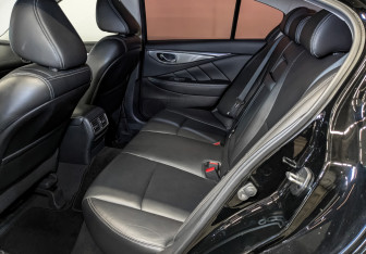 Подержанный автомобиль Infiniti Q50 2017 года (12 фото)