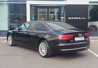Подержанный автомобиль Audi A8 2014 года (7 фото)