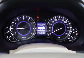 Подержанный автомобиль Infiniti QX80 2015 года (19 фото)