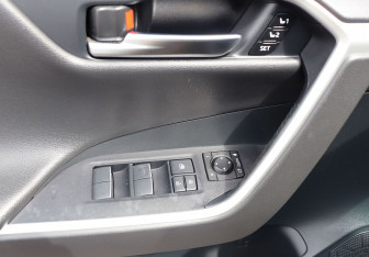 Подержанный автомобиль Toyota RAV4 2021 года (11 фото)