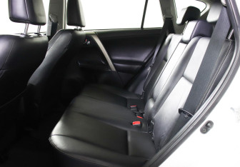 Подержанный автомобиль Toyota RAV4 2015 года (11 фото)