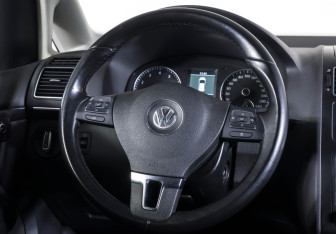 Подержанный автомобиль Volkswagen Touran 2013 года (13 фото)