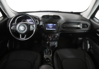 Подержанный автомобиль Jeep Renegade 2019 года (12 фото)