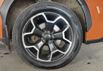 Подержанный автомобиль Subaru XV 2012 года (17 фото)