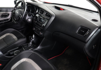 Подержанный автомобиль Kia Ceed Hatchback 2013 года (10 фото)