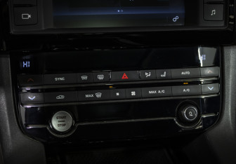 Подержанный автомобиль Jaguar F-Pace 2017 года (16 фото)