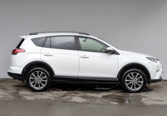 Подержанный автомобиль Toyota RAV4 2016 года (4 фото)