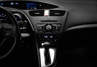 Подержанный автомобиль Honda Civic Hatchback 2013 года (17 фото)