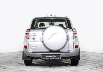 Подержанный автомобиль Toyota RAV4 2011 года (6 фото)