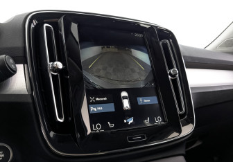Подержанный автомобиль Volvo XC40 2018 года (26 фото)
