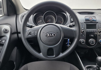 Подержанный автомобиль Kia Cerato Sedan 2012 года (12 фото)
