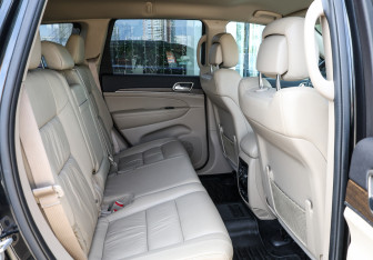 Подержанный автомобиль Jeep Grand Cherokee 2016 года (12 фото)