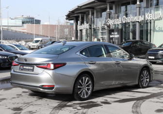 Подержанный автомобиль Lexus ES 2019 года (5 фото)