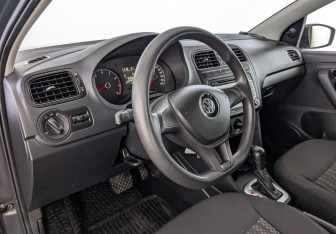 Подержанный автомобиль Volkswagen Polo Sedan 2017 года (15 фото)