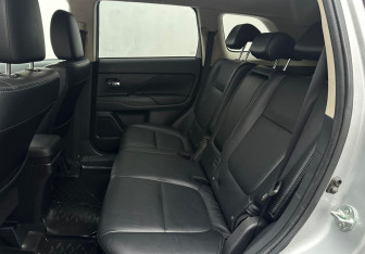 Подержанный автомобиль Mitsubishi Outlander 2014 года (10 фото)