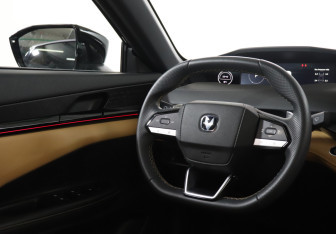 Подержанный автомобиль Changan UNI-V 2023 года (15 фото)