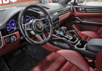 Подержанный автомобиль Porsche Cayenne 2021 года (16 фото)