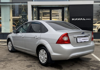 Подержанный автомобиль Ford Focus Sedan 2008 года (7 фото)