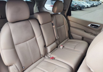 Подержанный автомобиль Nissan Pathfinder 2015 года (13 фото)