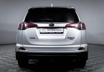 Подержанный автомобиль Toyota RAV4 2017 года (6 фото)