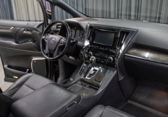 Подержанный автомобиль Toyota Alphard 2019 года (11 фото)