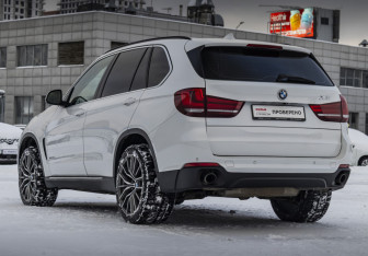 Подержанный автомобиль BMW X5 2014 года (7 фото)