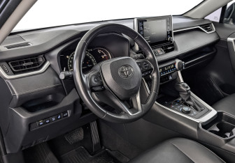 Подержанный автомобиль Toyota RAV4 2022 года (15 фото)