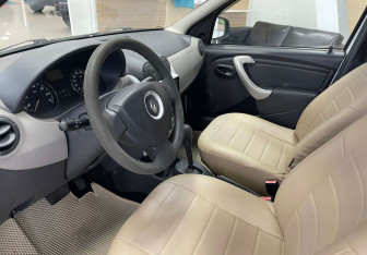 Подержанный автомобиль Renault Logan Sedan 2011 года (12 фото)