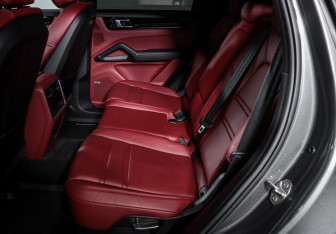Подержанный автомобиль Porsche Cayenne 2019 года (10 фото)