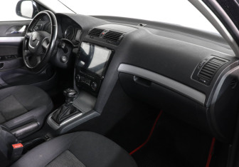Подержанный автомобиль Skoda Octavia Liftback 2012 года (10 фото)