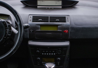 Подержанный автомобиль Citroen C4 Hatchback 2008 года (14 фото)
