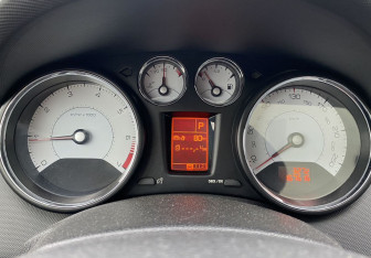 Подержанный автомобиль Peugeot 308 Hatchback 2010 года (15 фото)