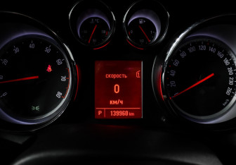 Подержанный автомобиль Opel Astra Hatchback 2012 года (11 фото)