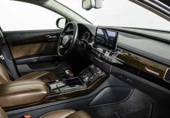Подержанный автомобиль Audi A8 2014 года (9 фото)