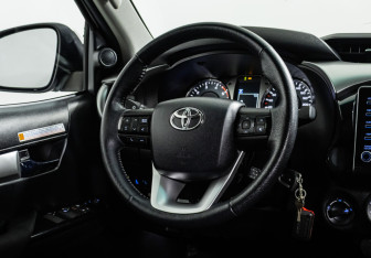 Подержанный автомобиль Toyota Hilux 2021 года (10 фото)