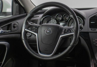 Подержанный автомобиль Opel Insignia Liftback 2011 года (15 фото)