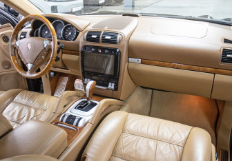 Подержанный автомобиль Porsche Cayenne 2006 года (11 фото)