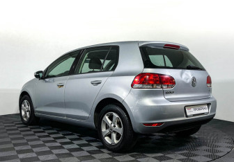 Подержанный автомобиль Volkswagen Golf Hatchback 2010 года (7 фото)